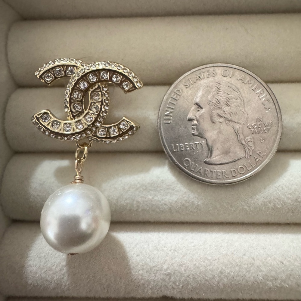 ✨ CHANEL Gold CC Logo Pearl & Crystal Statement Earrings✨ - Picture 8 of 9